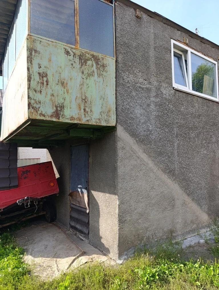 Продам 2/3 будинку біля БК