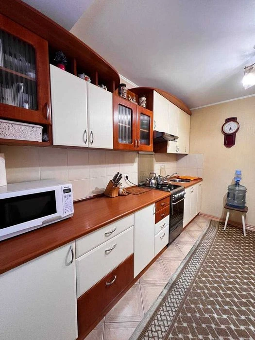 Продам 2-кімнатну квартиру в центрі міста — 54 м², меблі та