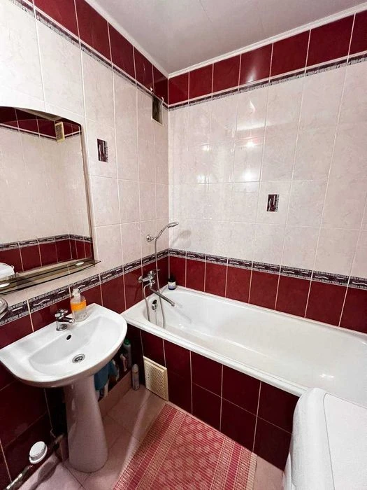 Продам 2-кімнатну квартиру в центрі міста — 54 м², меблі та
