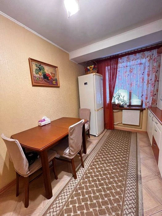 Продам 2-кімнатну квартиру в центрі міста — 54 м², меблі та