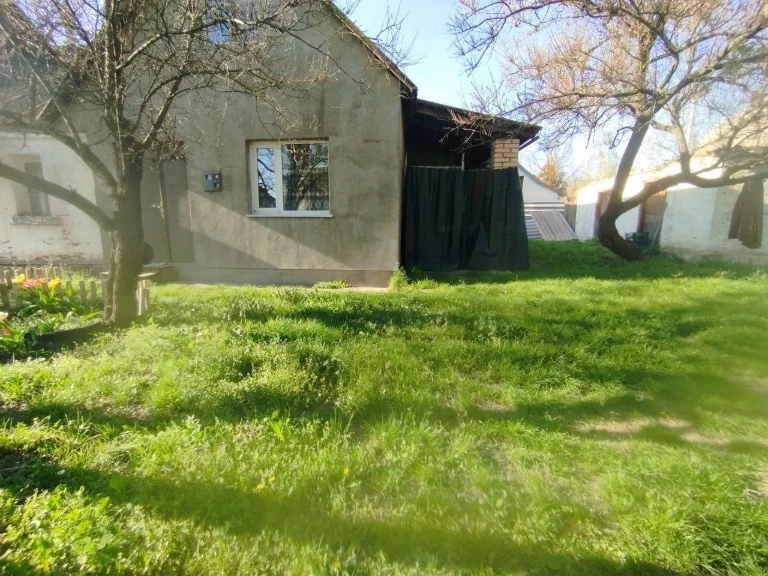 Половина будинку та земельна ділянка