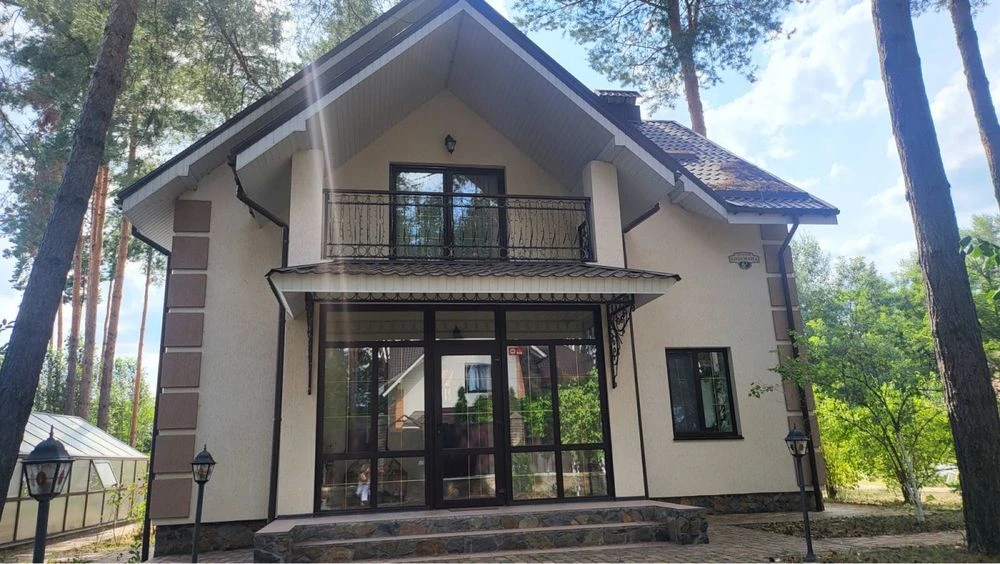 Продаж дома біля лісу.