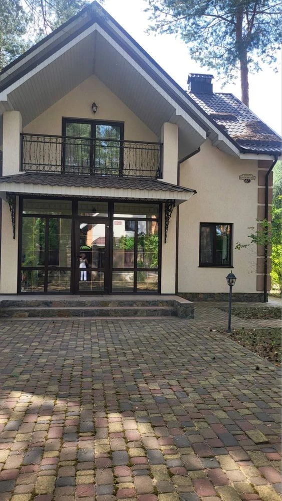 Продаж дома біля лісу.