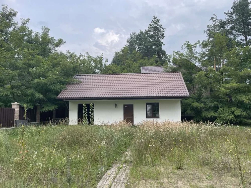 Продаж дома біля лісу.