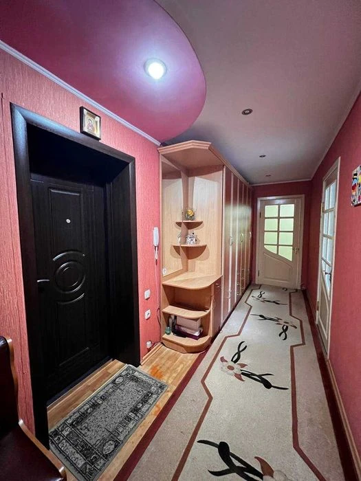 Продам 2-кімнатну квартиру в центрі міста — 54 м², меблі та