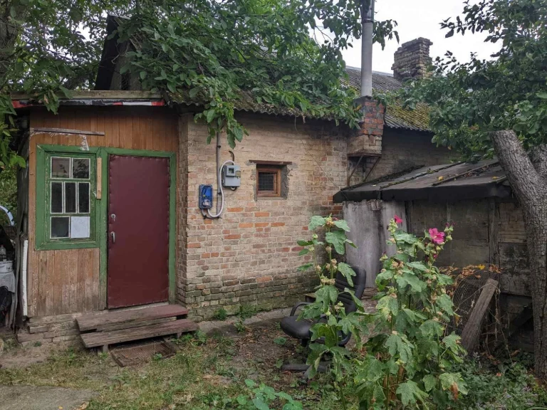 Продається  будинок  та ділянка 10 соток  в  Центрі міста Ви