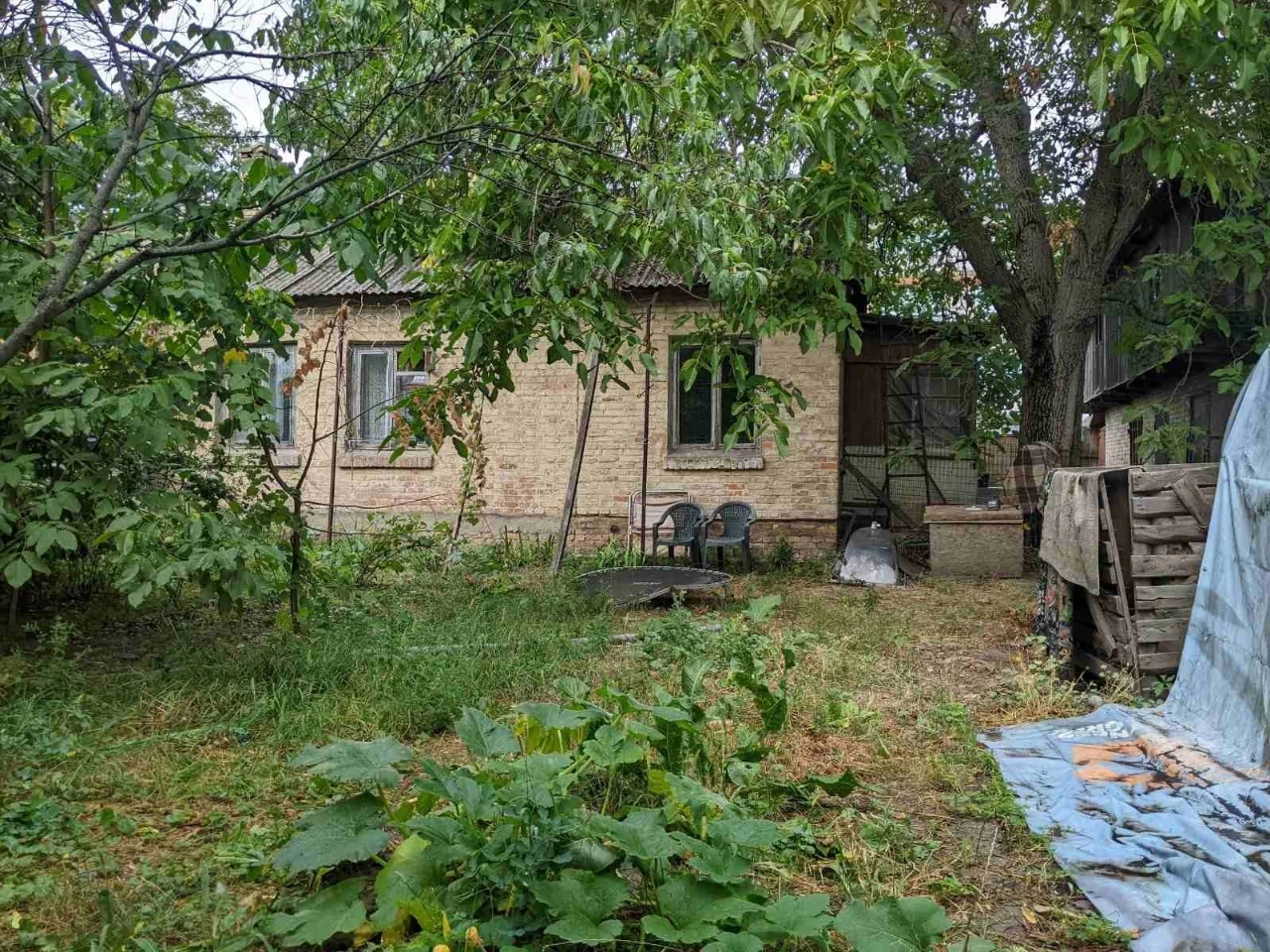 Продається  будинок  та ділянка 10 соток  в  Центрі міста Ви