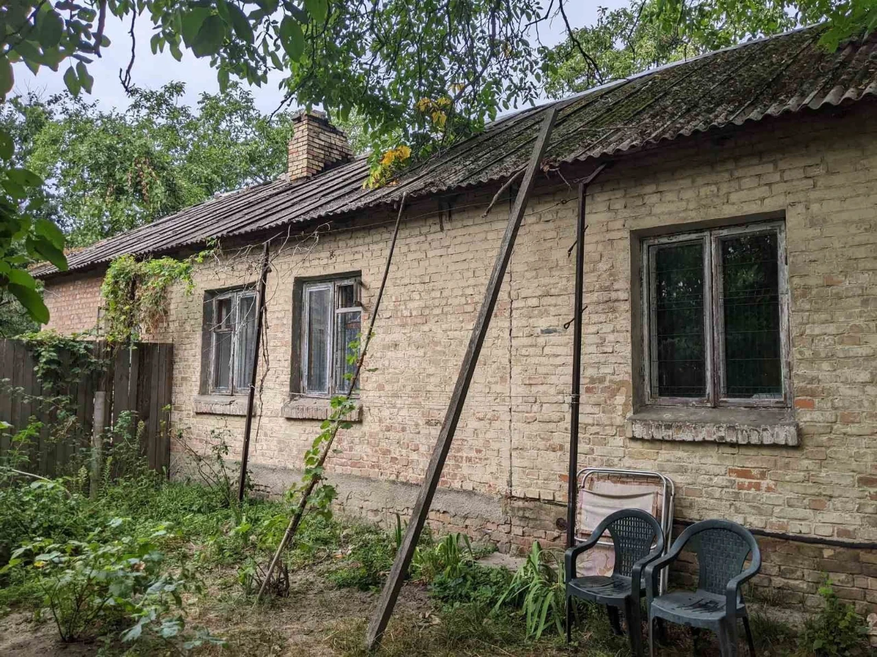 Продається  будинок  та ділянка 10 соток  в  Центрі міста Ви
