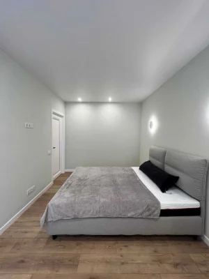 Manhattan residential complex large 1 bedroom apartment