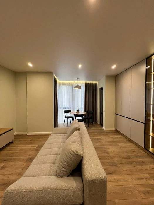 Manhattan residential complex large 1 bedroom apartment