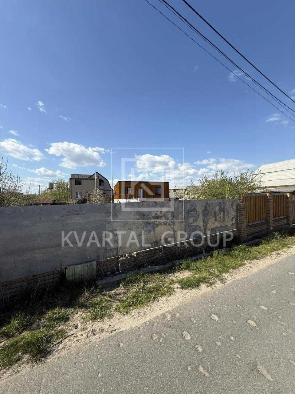 Продається будинок біля Києва з гаражем та земельною ділянкою для будівництва