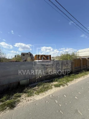 Продається будинок біля Києва з гаражем та земельною ділянкою для будівництва