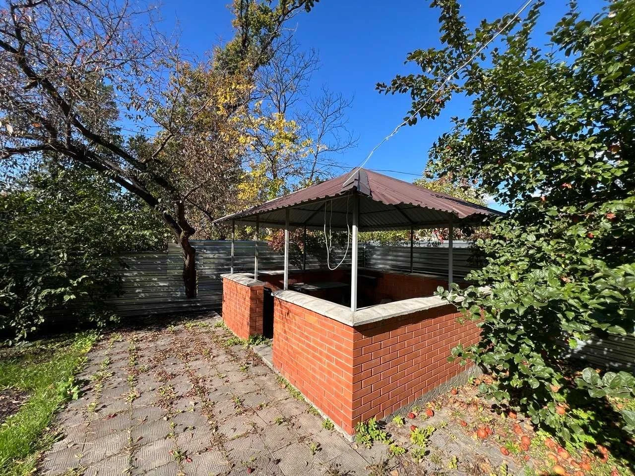 Будинок з ремонтом і гаражем на ділянці 6 соток поруч з парк
