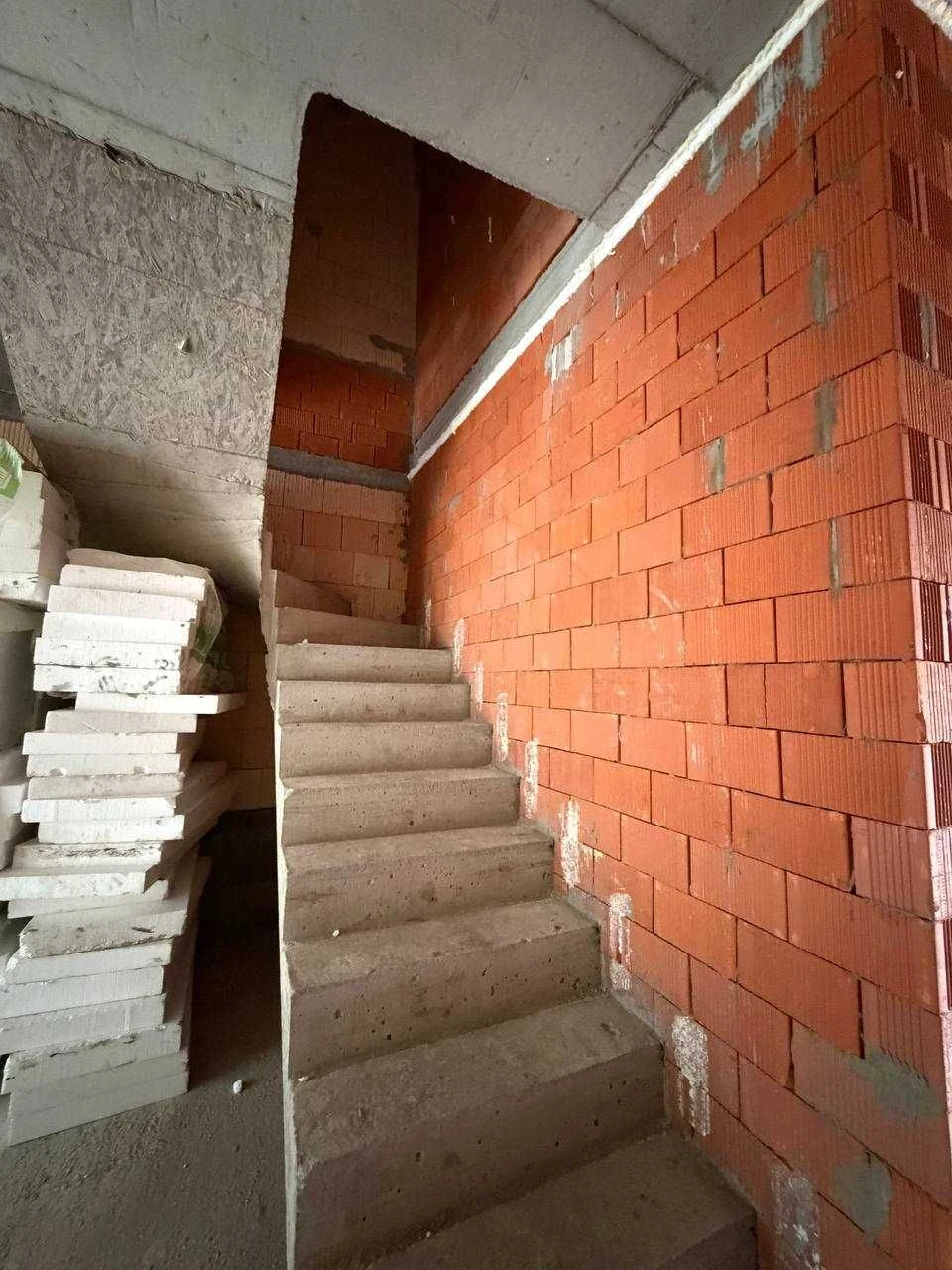 Продам таунхаус з центральними комунікаціями в топовій локац
