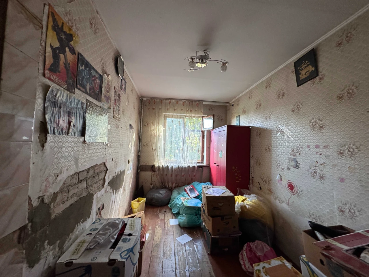 Двоповерховий будинок біля лісу з гаражем, підвалом. Мінімал