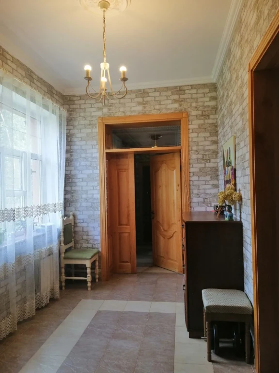 Продається власний будинок на ділянці 13 соток.