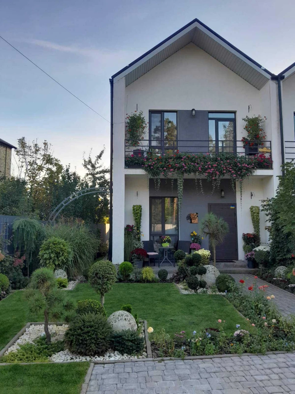 Кутовий таунхаус з ремонтом в Бучі з мінімальним оформленням