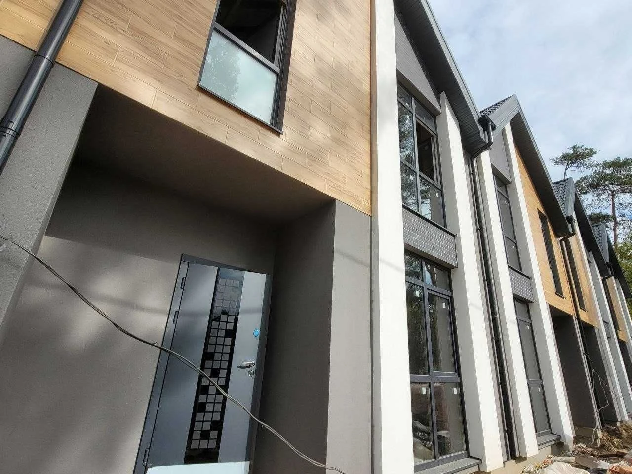 Продаж кутового таунхауса 107 м² на 2,19 сотках в мальовничому лісі