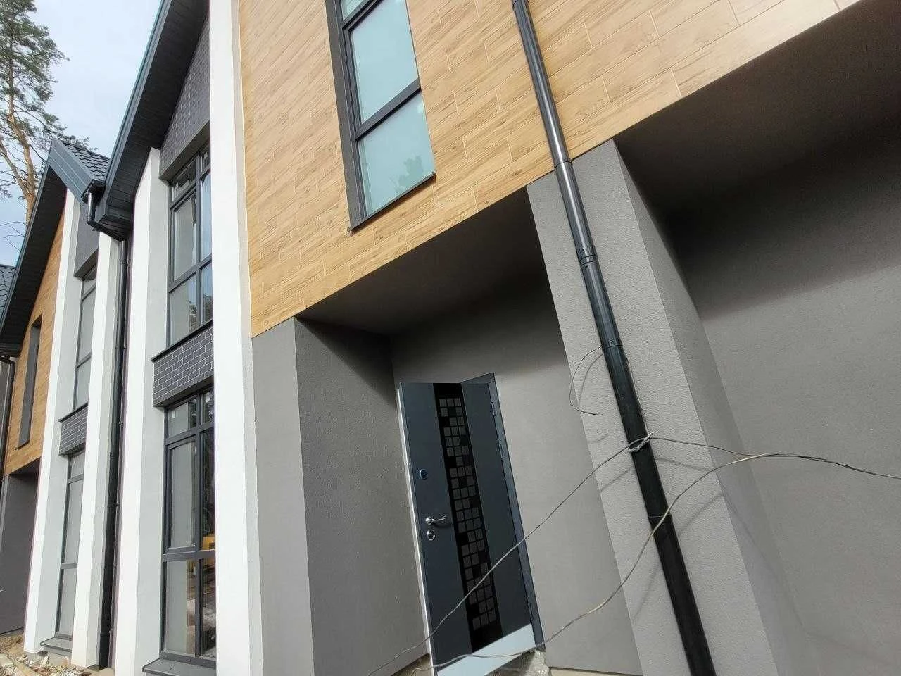 Продаж кутового таунхауса 107 м² на 2,19 сотках в мальовничому лісі