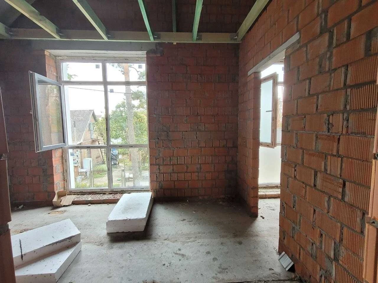 Продаж кутового таунхауса 107 м² на 2,19 сотках в мальовничому лісі