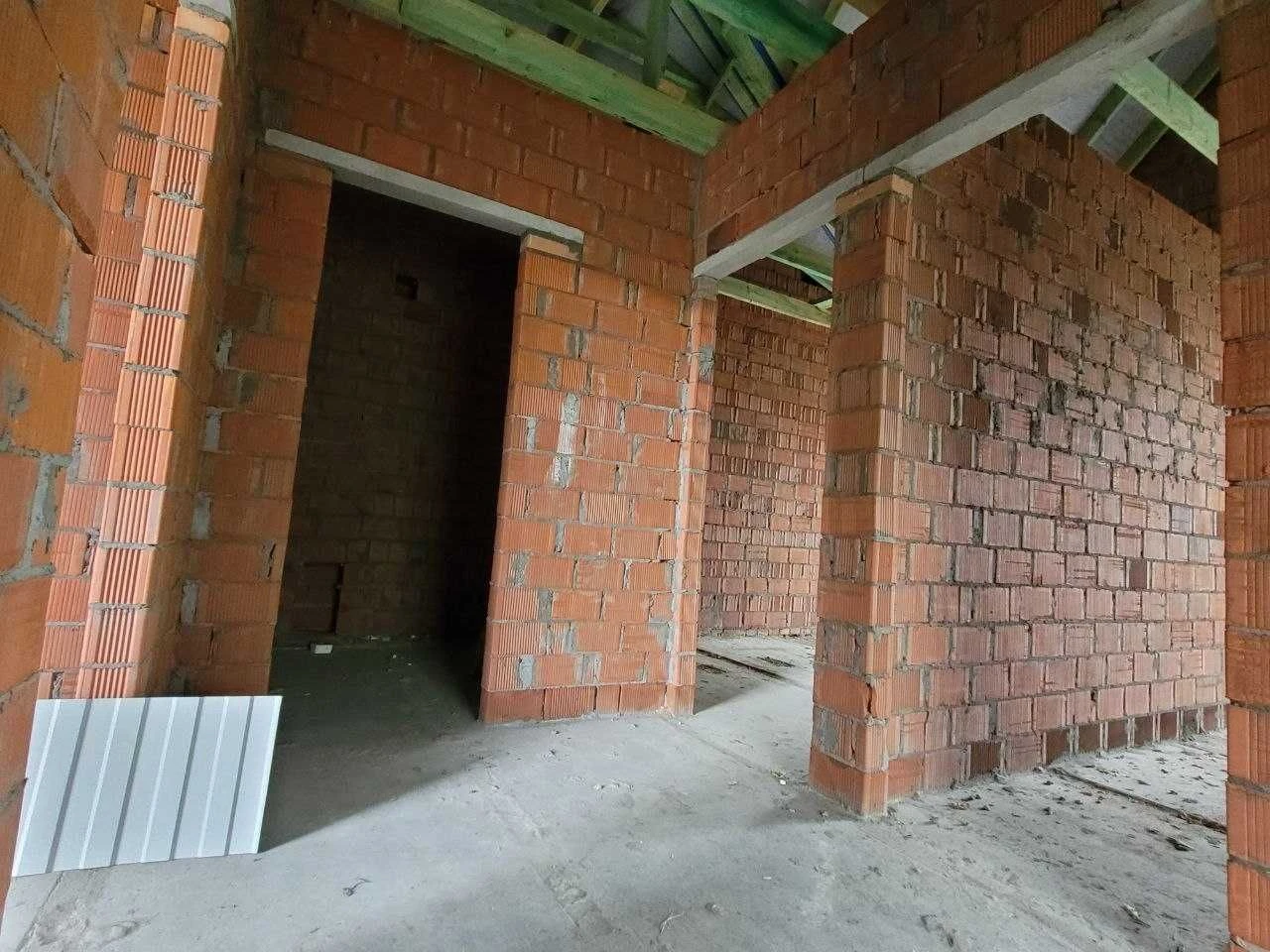 Продаж кутового таунхауса 107 м² на 2,19 сотках в мальовничому лісі