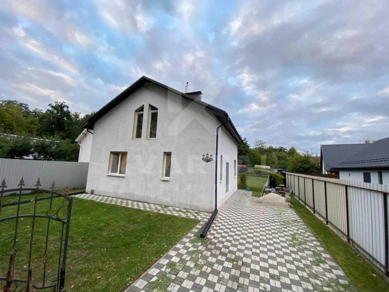 Продаж будинку з частковим ремонтом.