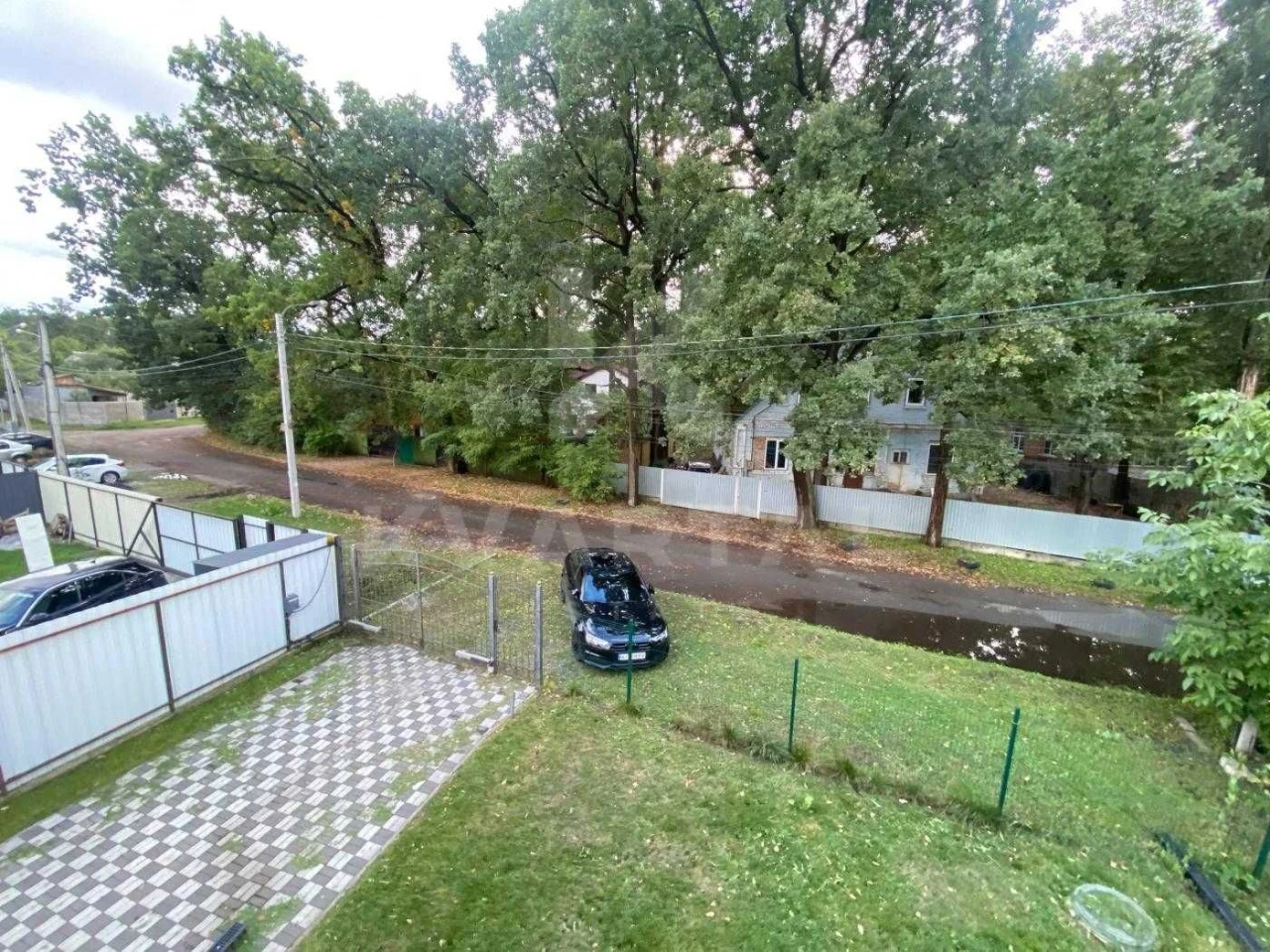 Продаж будинку з частковим ремонтом.