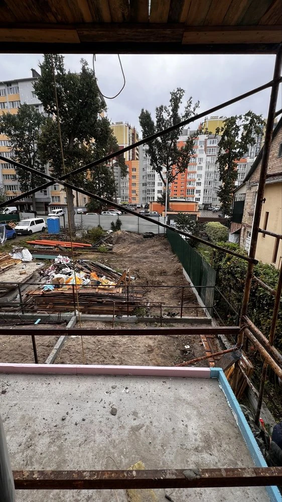 Продам таунхауси центр,власна ділянка три прверхи,балкон,зал