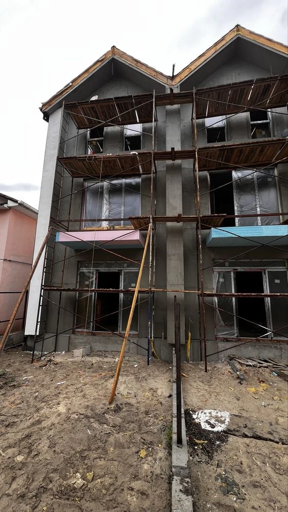 Продам таунхауси центр,власна ділянка три прверхи,балкон,зал