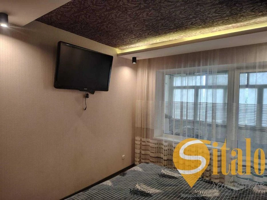 Three-room apartment with renovation and furniture (020)