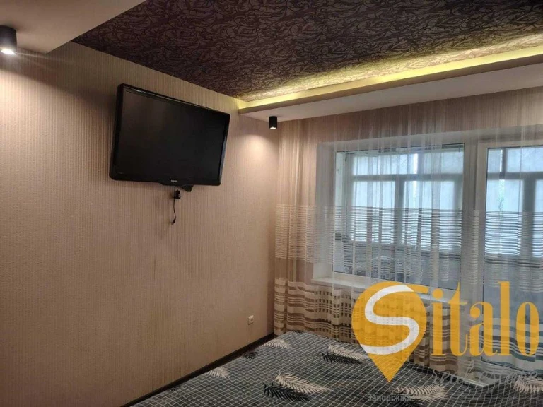 Three-room apartment with renovation and furniture (020)