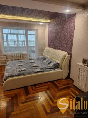 Three-room apartment with renovation and furniture (020)