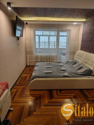 Three-room apartment with renovation and furniture (020)
