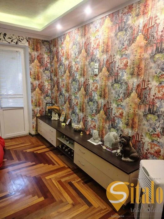 Three-room apartment with renovation and furniture (020)