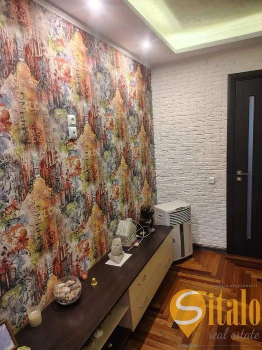Three-room apartment with renovation and furniture (020)