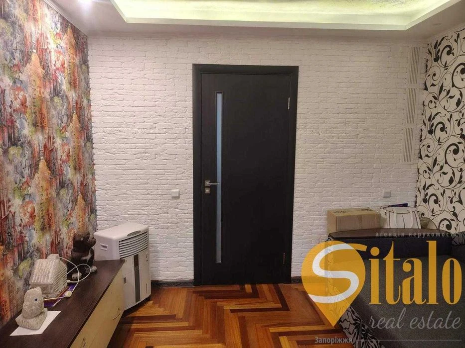Three-room apartment with renovation and furniture (020)