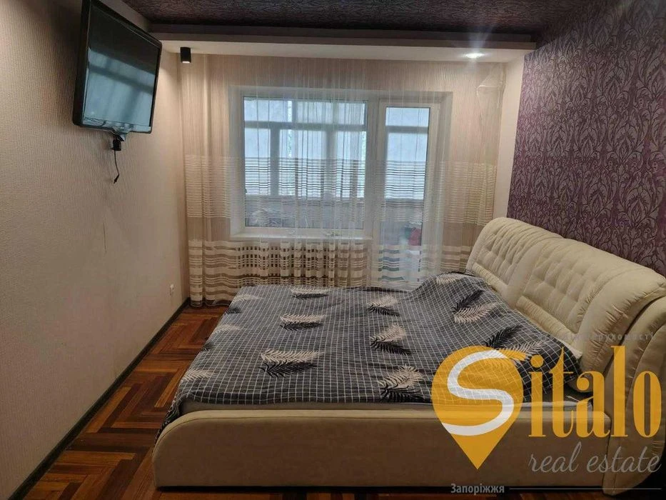 Three-room apartment with renovation and furniture (020)