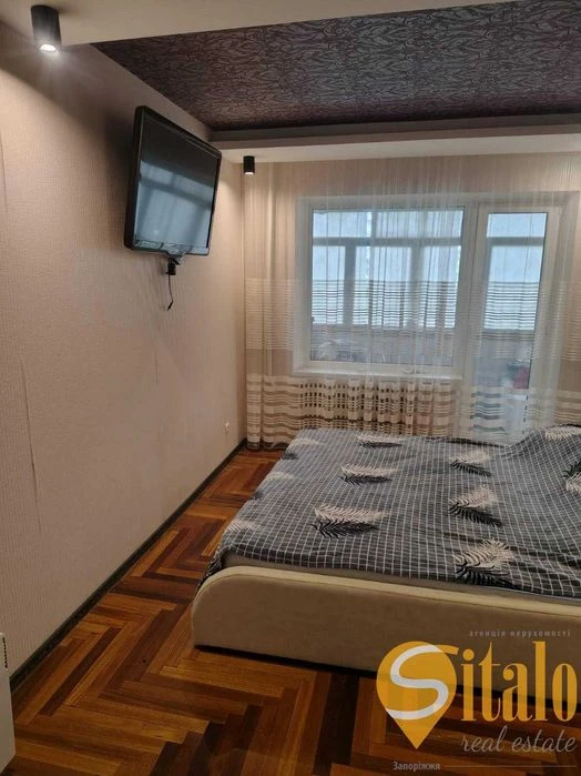 Three-room apartment with renovation and furniture (020)