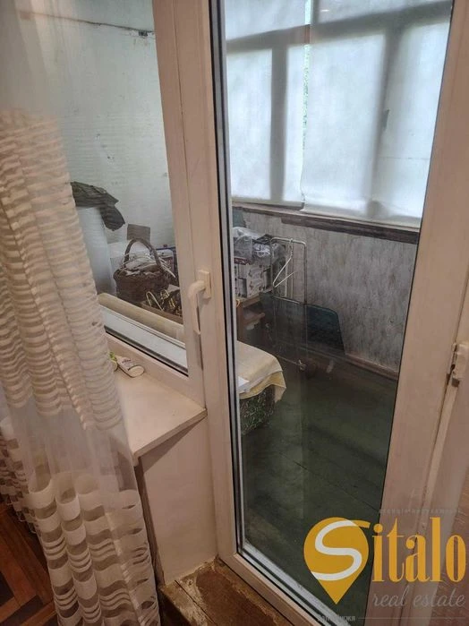Three-room apartment with renovation and furniture (020)
