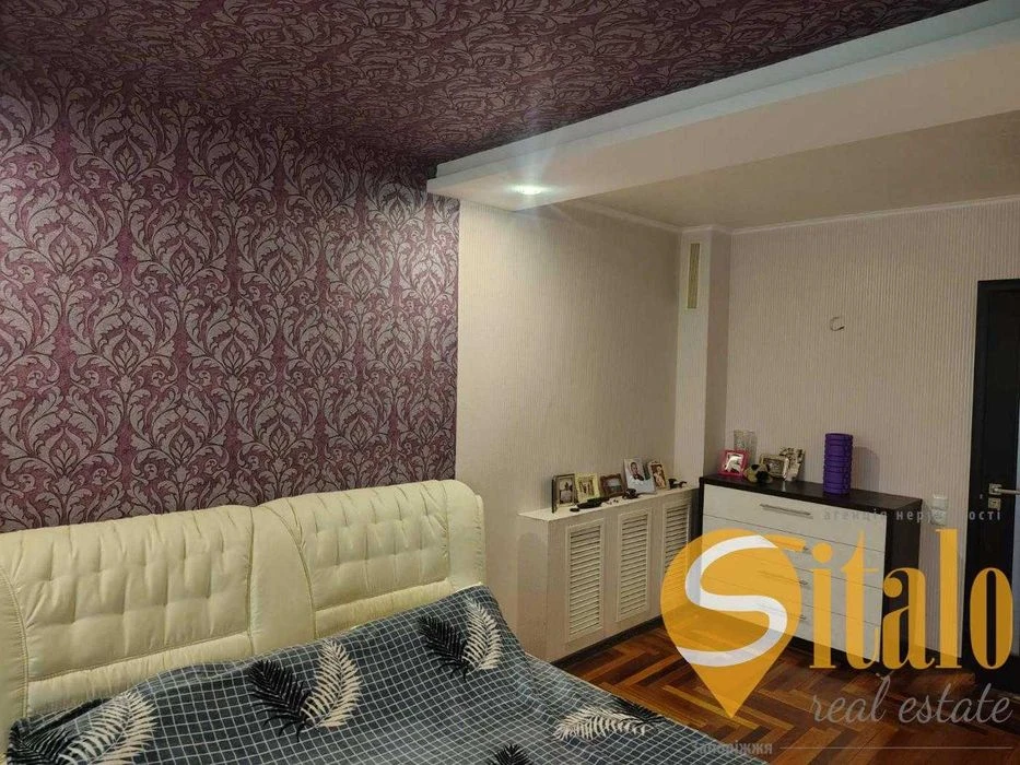 Three-room apartment with renovation and furniture (020)