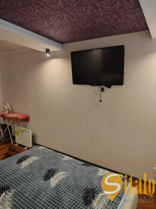 Three-room apartment with renovation and furniture (020)