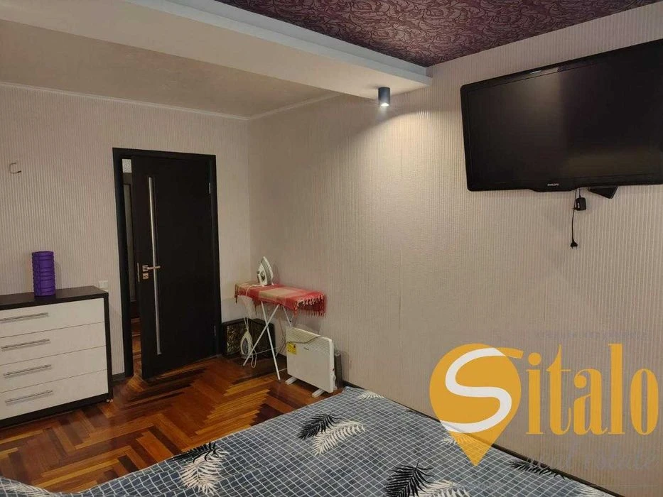 Three-room apartment with renovation and furniture (020)