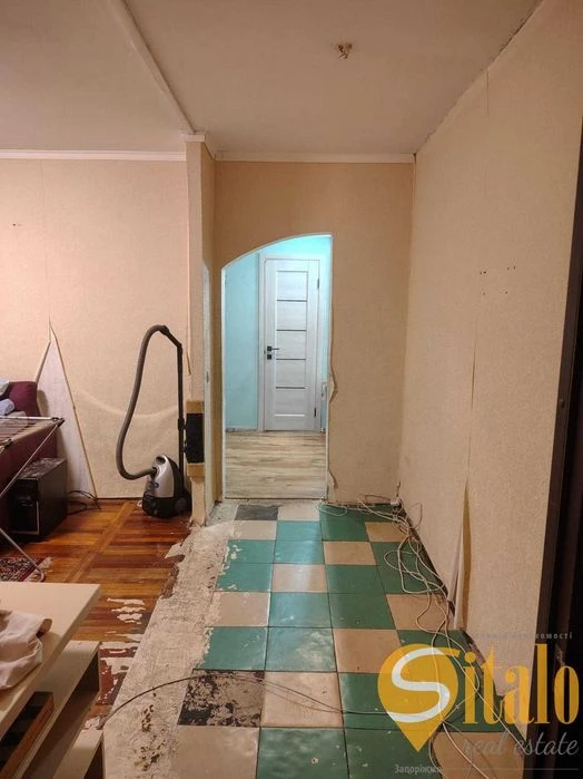 Three-room apartment with renovation and furniture (020)