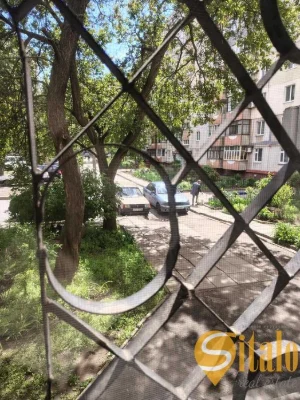 Three-room apartment with renovation and furniture (020)