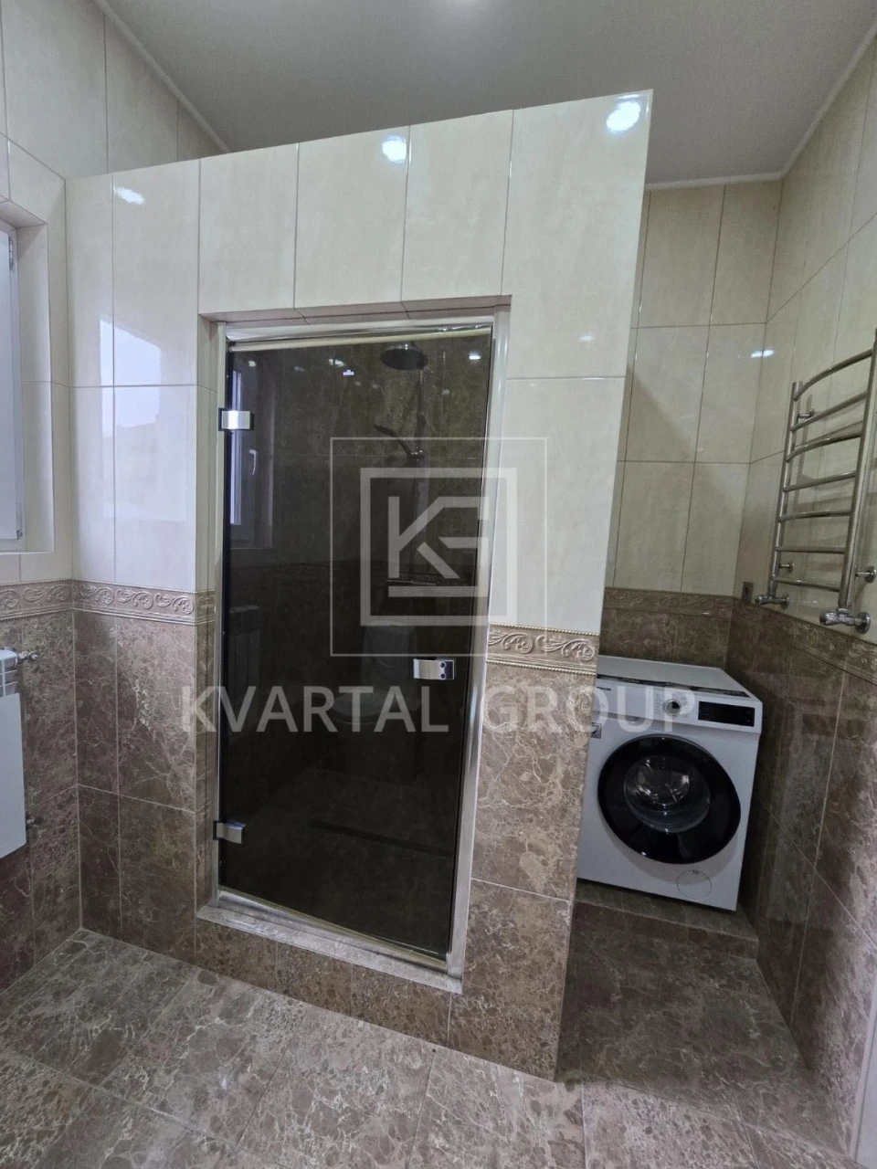 Сучасний двоповерховий будинок для комфортного сімейного життя