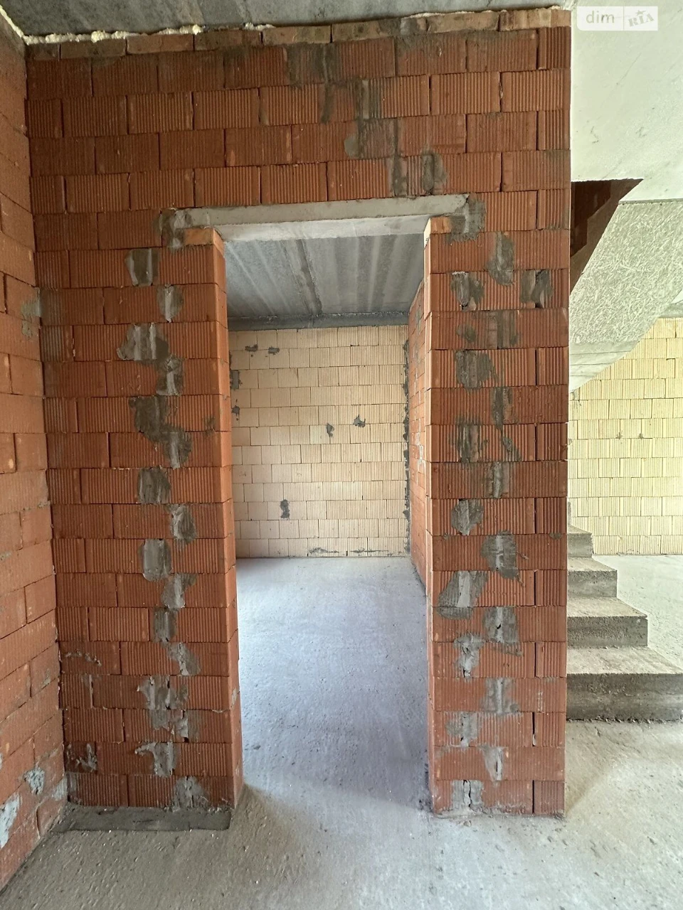 Sale of a 2-story townhouse, 90 sq. m, 4 rooms, on Vyh. Street