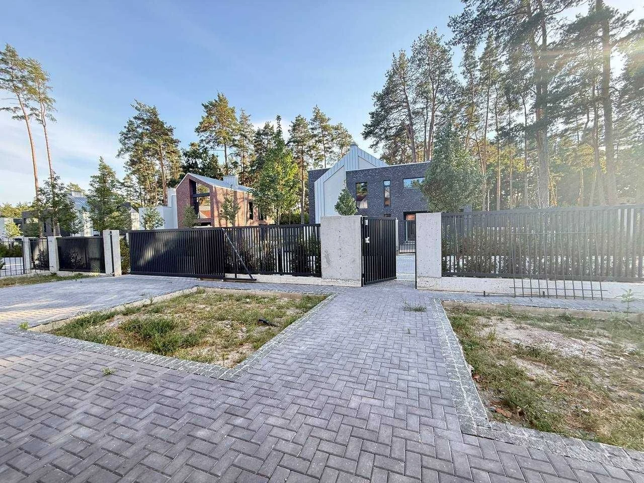 Продам котедж 170.5 м2  в оточенні сосен з міськими комуніка