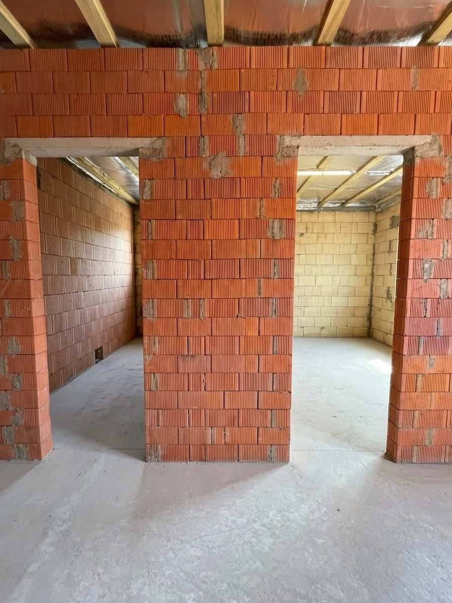 Продаж одноповерхового будинку поруч з озером та лісом, з га