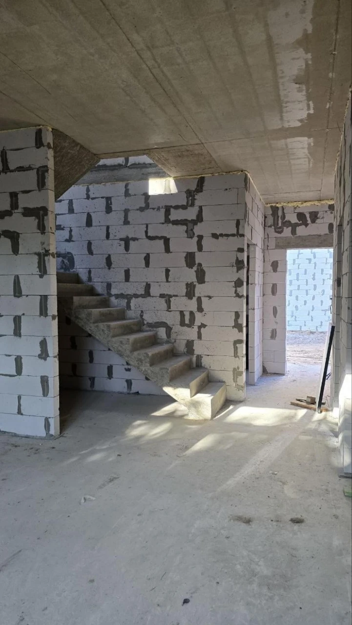 Продам дуплекс 140 метрів біля Академії. Газ! Без комісії !