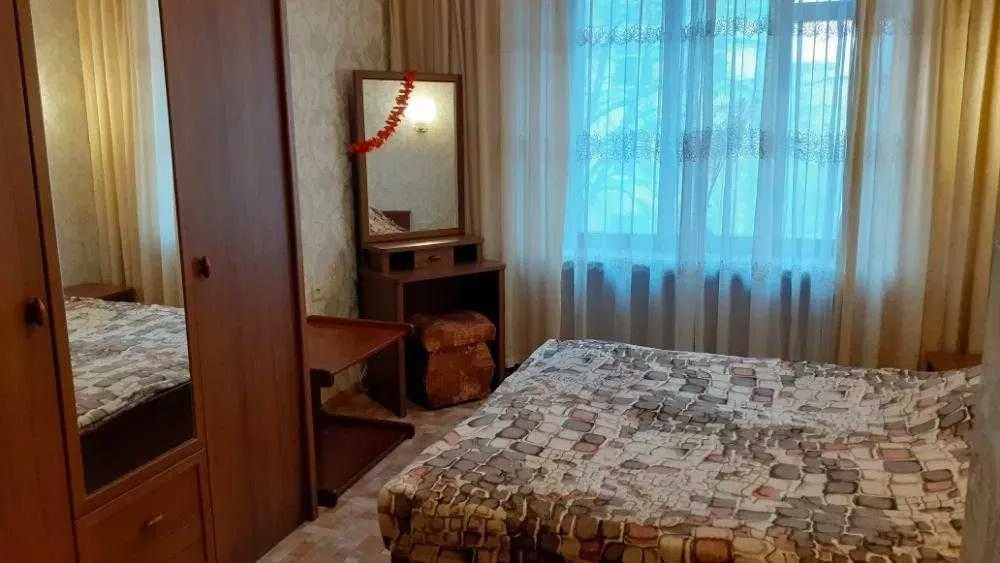 Продам 2-комнатную "сталинку" у моря, ул. Белинского